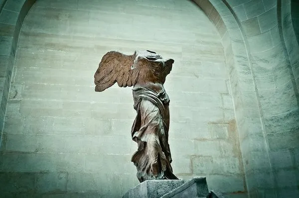 Marmurowa rzeźba Nike z Samotraki