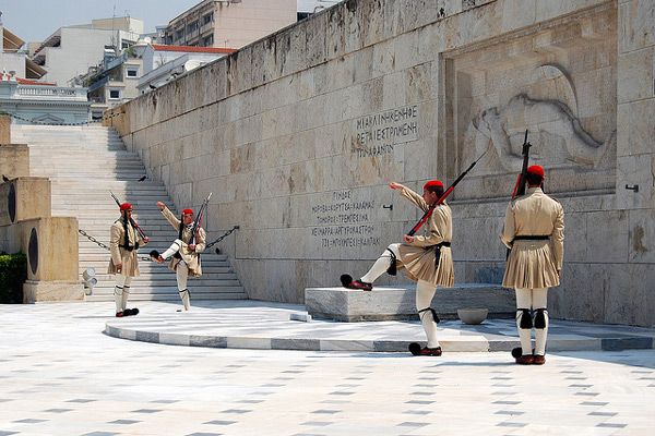 Grecja | Zmiana warty przed Grobem Nieznanego Żołnierza w Atenach