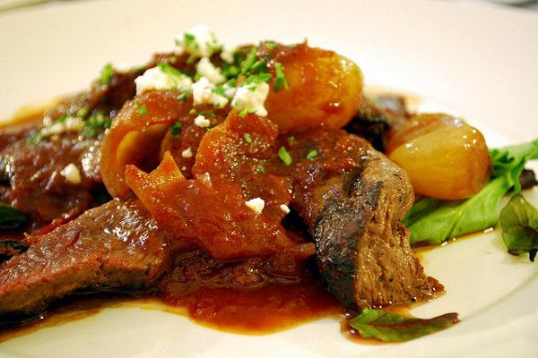 Grecja | Aromatyczny gulasz Stifado - można go przyrządzać używając mięsa króliczego, cielęcego lub innego