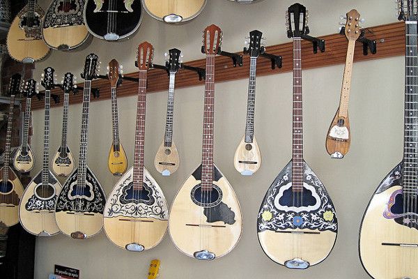 Grecja | Buzuki należy do grupy instrumentów strunowych, szarpanych