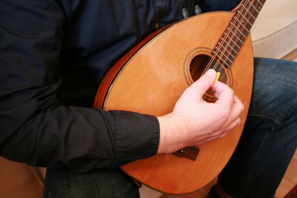 Grecja | Na buzuki gra się za pomocą kostki lub piórka