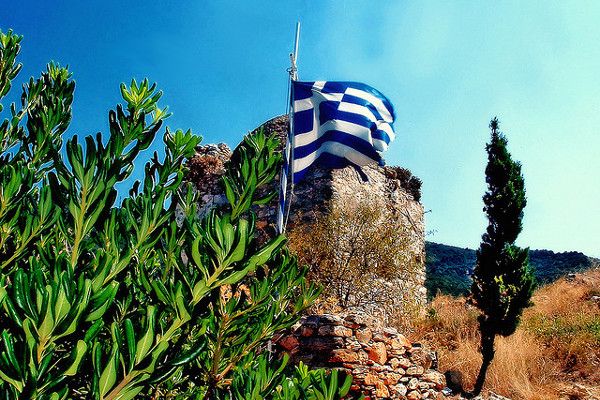 Grecja | Kolor niebieski na fladze symbolizuje Grekom niebo i morze