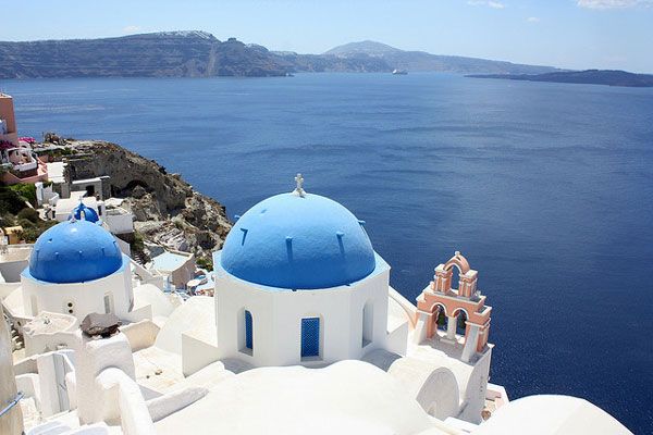 „Sturis obala stereotypy, by pokazać inną prawdę o Grecji, a biele i błękity zastępuje wieloma odcieniami szarości”