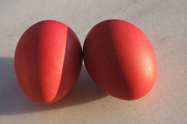 Grecja | W Grecji upowszechnił się zwyczaj malowania pisanek na czerwono. Kolor ten symbolizuje przelaną krew Jezusa i ma według wierzeń moc apotropeiczną, czyli odpędzającą złe duchy.