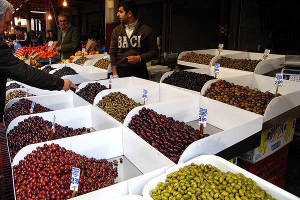 Grecja | Świeże oliwki na targu w Atenach