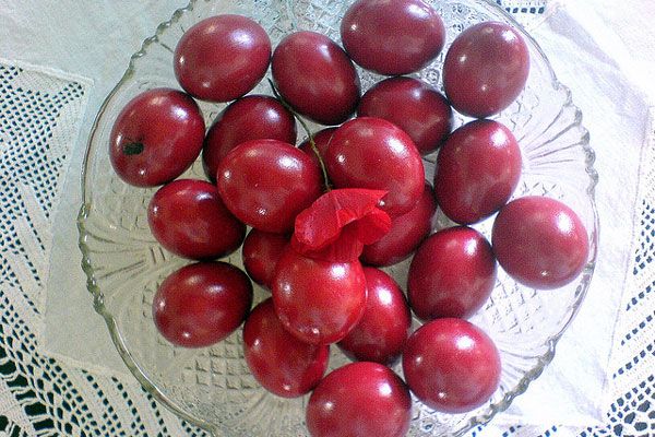 Grecja | Tradycyjne greckie pisanki są w kolorze czerwonym