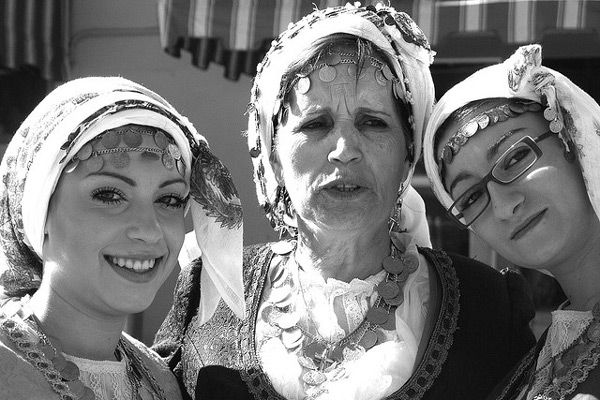 Grecja | Greckie tancerki w tradycyjnych strojach