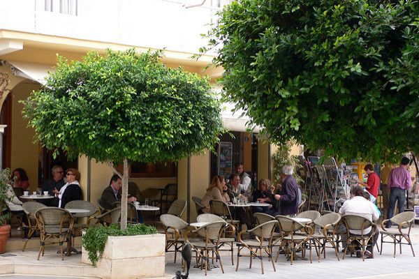 Grecja | Jedna z licznych kawiarni w mieście