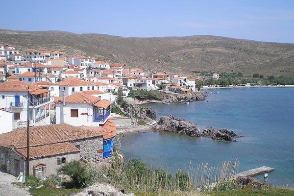 Grecja | Bohaterowie książki w malowniczej greckiej wiosce odzyskują harmonię i energię do dalszego życia