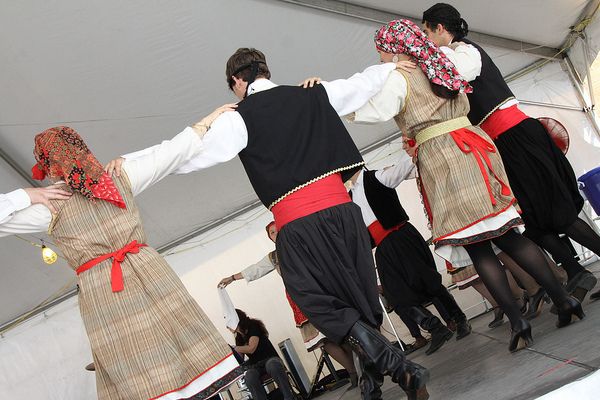 Grecja | Zorba ukazuje radość i prawdziwe zamiłowanie do greckiego tańca